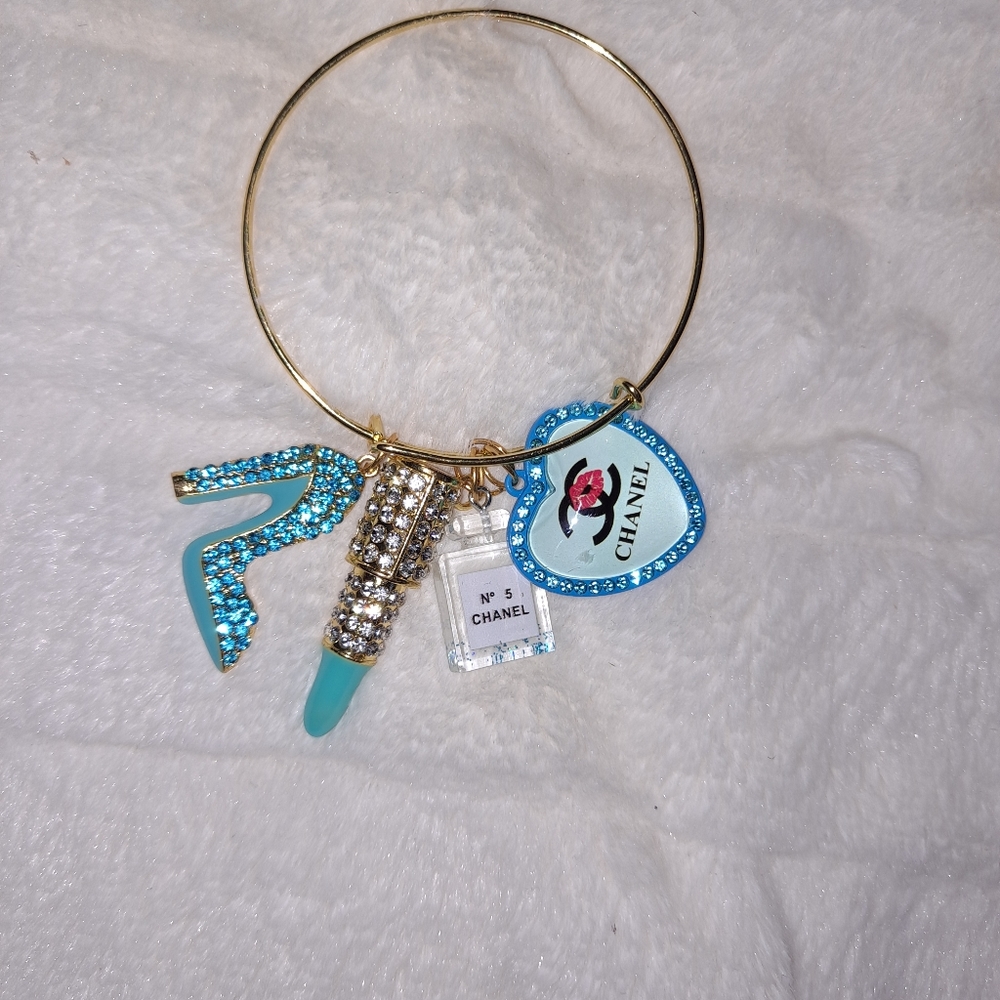 Gold and turquoise

Charm braclet